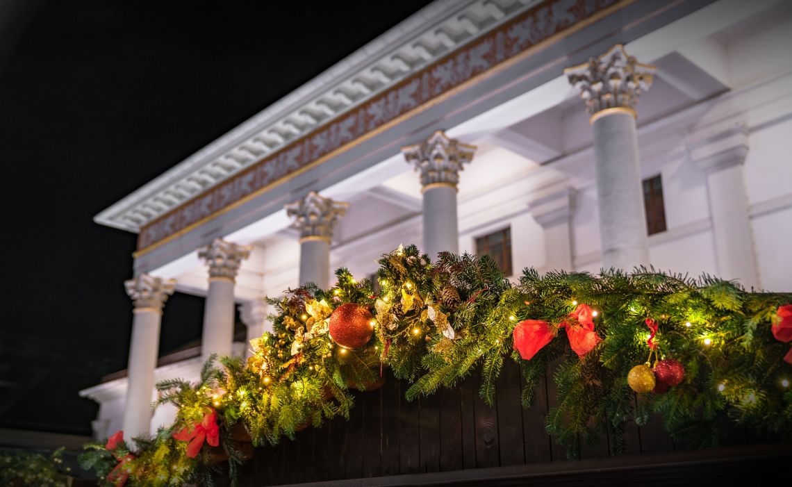 The Christmas decorated huts in front of the illuminated Kurhaus 