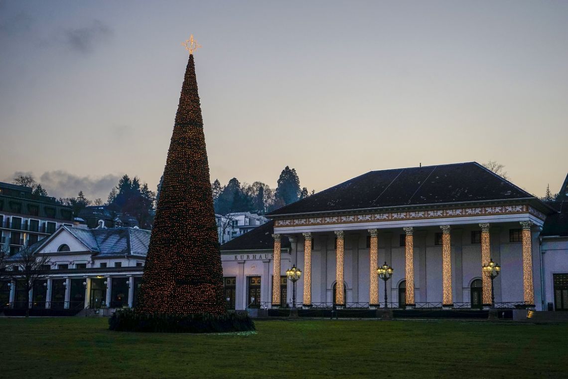 Der Kurgarten mit seinem 15m hohen Weihnachtsbaum
