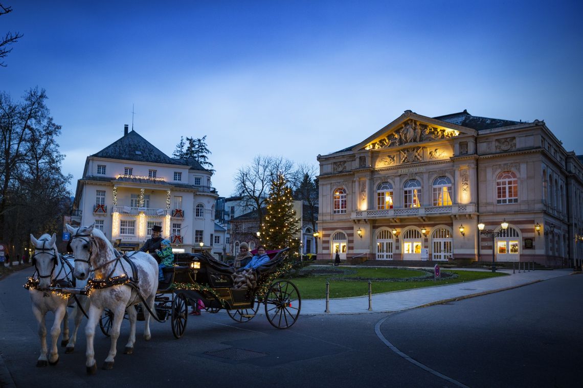 Traumhafte Kutschfahrten am Beginn der Lichtentaler Allee im winterlichen Baden-Baden